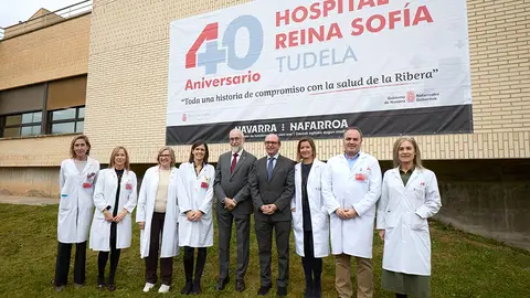El consejero de Salud, Fernando Dom&iacute;nguez, junto al director gerente del SNS-O, Jon Guajardo, y la gerente del &Aacute;rea de Salud de Tudela, Ana Campillo, y personal del centro en la presentaci&oacute;n del 40 aniversario del Hospital Reina Sof&iacute;a de Tudela