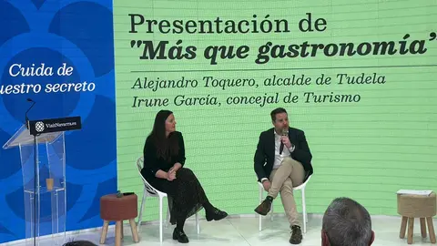Irune Garc&iacute;a y Alejandro Toquero durante una de las presentaciones de Tudela en FITUR