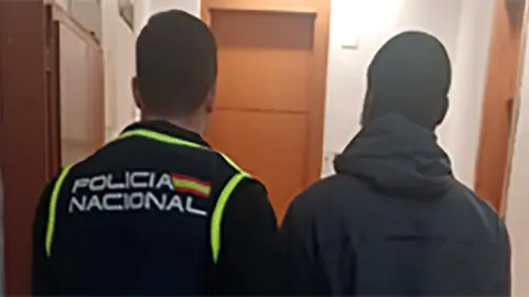 La Polic&iacute;a Nacional de Tudela junto al detenido por empadronamientos fraudulentos a m&aacute;s de 30 personas