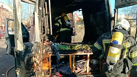 Imagen de la furgoneta calcinada tras el incendio cedida por Polic&iacute;a Local