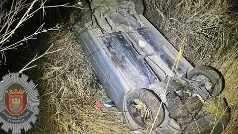 Veh&iacute;culo volcado en el Paseo del Cristo tras una maniobra evasiva al cruzarse con un animal en Tudela
