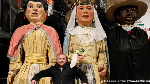 I&ntilde;igo Moneo Sola, presidente actual del Centro Cultural Miguel S&aacute;nchez Montes, junto a los gigantes Perrinche