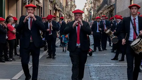 Gaiteros en las calles de Pamplona