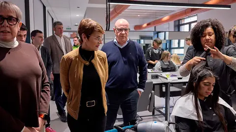 La Presidenta Chivite y el consejero Gimeno, durante su visita a las instalaciones del centro de FP de Tudela 2
