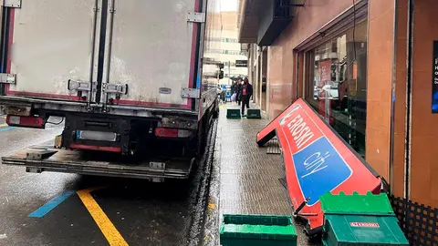 Cami&oacute;n de reparto derriba un cartel en Tudela sin causar heridos