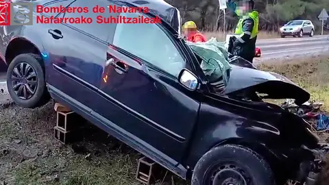 Una vecina de Tudela fallece tras la colisi&oacute;n de un coche y un cami&oacute;n en la N-121, en Bardenas Reales. Actuaron bomberos y Guardia Civil
