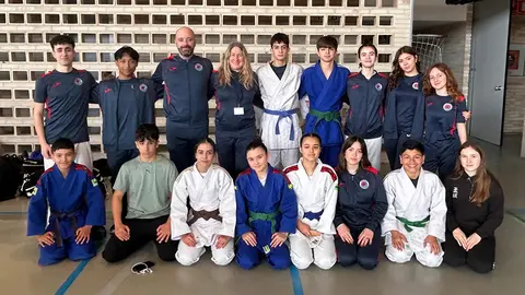 Judo Club Ribera Navarra Equipos infantil y cadete con sus entrenadores y compa&ntilde;eros ayudantes