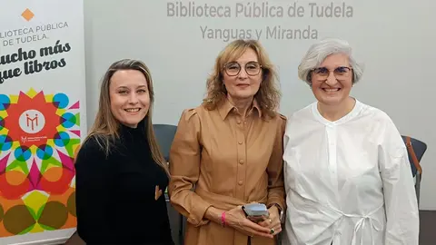 De izquierda a derecha, Inma Mart&iacute;nez de Sevillana, Pilar Jim&eacute;nez, bibliotecaria encargada de eventos y presentaciones, y Alicia Baigorri, durante la presentaci&oacute;n de la obra en Tudela
