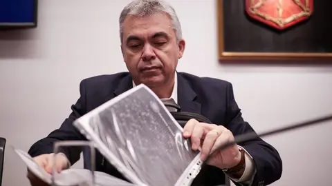 El exsecretario de organizaci&oacute;n del PSOE Santos Cerd&aacute;n comparece en la Comisi&oacute;n de Investigaci&oacute;n sobre adjudicaciones p&uacute;blicas del Parlamento de Navarra, a 11 de febrero de 2026, en Pamplona, Navarra (Espa&ntilde;a). Cerd&aacute;n comparece un d&iacute;a despu&eacute;s del consejero