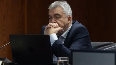 Archivo - El ex secretario de Organizaci&oacute;n del PSOE Santos Cerd&aacute;n durante la Comisi&oacute;n de Investigaci&oacute;n del &lsquo;caso Koldo&rsquo;, en el Senado, a 17 de diciembre de 2025, en Madrid (Espa&ntilde;a). Cerd&aacute;n comparece ante la comisi&oacute;n casi un mes despu&eacute;s de salir de prisi&oacute;n