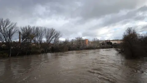 Archivo - El r&iacute;o Ebro con bastante caudal en Logro&ntilde;o
