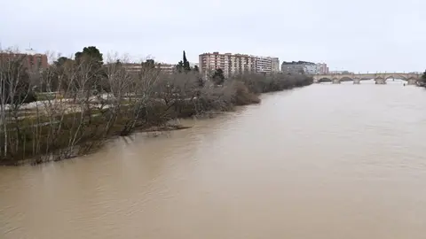 Crecida del r&iacute;o Ebro a su paso por la ciudad, a 13 de febrero de 2026, en Zaragoza, Arag&oacute;n (Espa&ntilde;a)