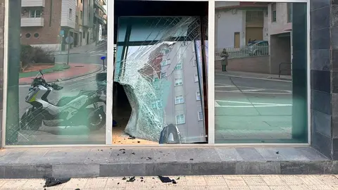 Estado en el que qued&oacute; la luna del comercio tras el accidente ocurrido el domingo 15 de febrero en Tudela, cuando un joven se estrell&oacute; con su motocicleta y huy&oacute; del lugar