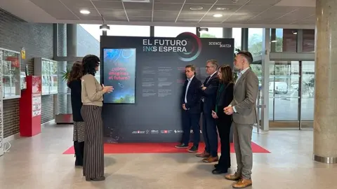El consejero de Universidad, Innovaci&oacute;n y Transformaci&oacute;n Digital, Juan Luis Garc&iacute;a, visita en Tudela la exposici&oacute;n itinerante de SciencEkaitza.