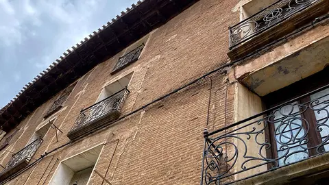 La casa de los Alonso S&aacute;enz se reconstruy&oacute; a finales del s. XVIII como vivienda del comerciante Jos&eacute; Lizaso a partir de la uni&oacute;n de dos casas ya existentes 