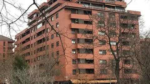 Archivo - Bloque de viviendas de un edificio de ladrillo caravista