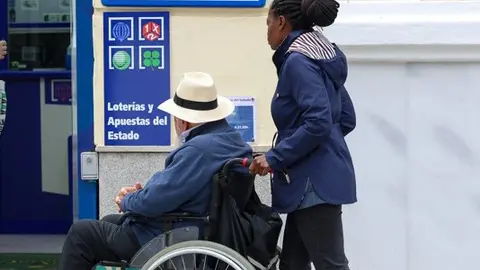 Archivo - UGT se&ntilde;ala que la mujere sigue ocupando los cuidados