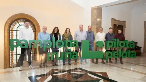 El alcalde de Pamplona, Joseba Asiron, con el Comit&eacute; Cient&iacute;fico del Congreso Internacional de Pelota Vasca.