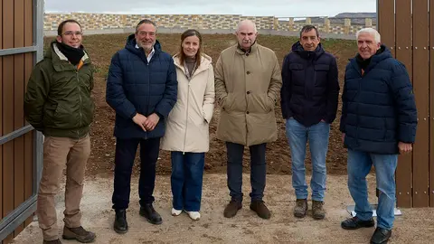 En el centro, de izda. a dcha., el presidente de la Comunidad de Bardenas, Jos&eacute; Mar&iacute;a Agramonte, la directora general de Medio Ambiente, Ana Breta&ntilde;a, y el consejero Aierdi, junto con los t&eacute;cnicos