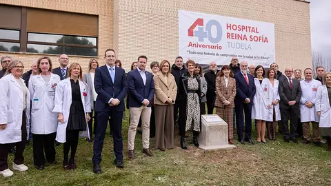 La Presidenta Chivite con personal directivo y autoridades, en el 40&ordm; aniversario del Hospital Reina Sof&iacute;a