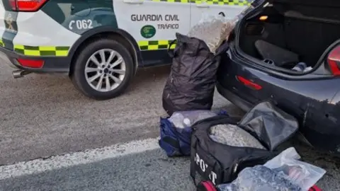 Bolsas con droga encontradas en el interior del veh&iacute;culo.