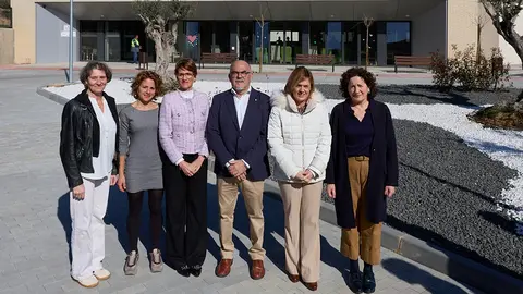 La directora gerente de la ANADP, In&eacute;s Franc&eacute;s; la directora del centro, Anyuri Gorj&oacute;n; la Presidenta Chivite; el alcalde de Murchante, Macario Jarauta; la delegada del Gobierno en Navarra, Alicia Echeverr&iacute;a; y la consejera Maeztu