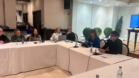 Javier Arakama y Ana Ollo, junto a representantes de entidades y agentes sociales de la Ribera, durante el encuentro celebrado en el Hotel Bardenas de Tudela para abordar las l&iacute;neas estrat&eacute;gicas del euskera
