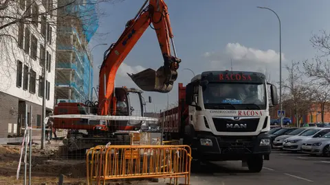 Archivo - Una excavadora durante la construcci&oacute;n de una vivienda