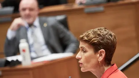 Archivo - La presidenta de Navarra, Mar&iacute;a Chivite, y el portavoz parlamentario de UPN, Javier Esparza, en una imagen de archivo