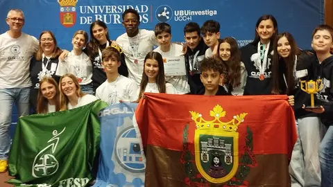 Foto del equipo y sus entrenadores en Burgos