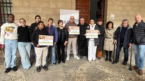 Participantes, organizaci&oacute;n y asistentes posaron tras la entrega de premios del Concurso de Puchero celebrado en Lodosa