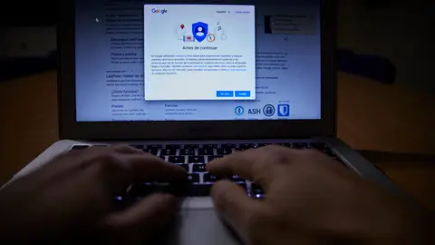 Archivo - Una persona navega en Internet con un ordenador.