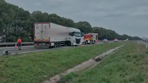 Accidente vial consistente en salida de v&iacute;a de cami&oacute;n articulado en Villafranca Autopista de Navarra (AP15) pk 24.5