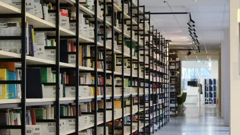 Una biblioteca.