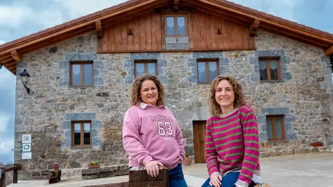 Maite y Ainhoa Del &Aacute;lamo Aldanondo, orgullosas gestoras de la casa rural &lsquo;Lopetxonea&rsquo; en Madoz, en el pueblo de sus abuelos