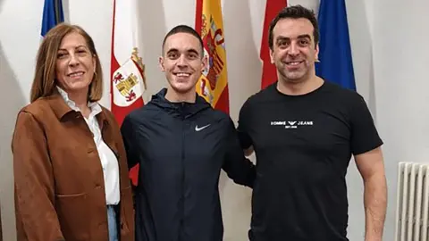 Asier Corral junto a la concejal de deportes Maite Melero y el alcalde Carlos Bonel