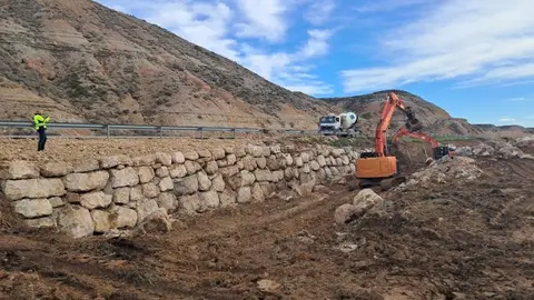 Maquinaria trabajando en la escollera de la N-126.