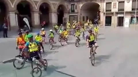 Alumnos de 6&deg; de Primaria de Elvira Espa&ntilde;a, Griseras Colegio P&uacute;blico, CP Monte San Julian Tudela y Huertas Mayores protagonizan una quedada ciclista en la Plaza de los Fueros