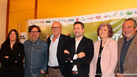 Representantes institucionales y organizadores en la presentaci&oacute;n del programa de las XXXII Fiestas de la Verdura, en la sede de Bardenas Reales de Tudela