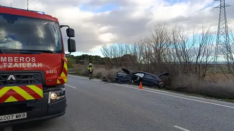 Los bomberos intervienen en el lugar del accidente.