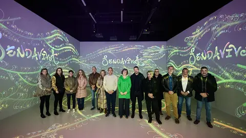 La consejera Esnaola, junto al resto de personas participantes en la visita, en la sala &lsquo;El Origen&rsquo; del parque Sendaviva