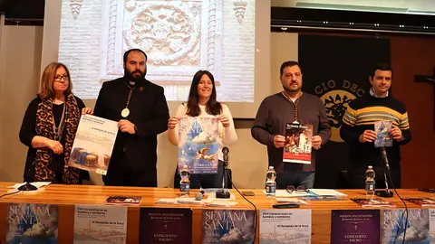 En la presentaci&oacute;n de los actos, que se desarrollar&aacute;n del 20 de marzo al 12 de abril, la concejala de Turismo, Irune Garc&iacute;a, ha estado acompa&ntilde;ada por Pedro Mart&iacute;nez y H&eacute;ctor Arratibel, representantes de la Asociaci&oacute;n de Cofrad&iacute;as, as&iacute; como por representantes de la Hermandad de la Pasi&oacute;n Viviente de Tudela, pregoneros este a&ntilde;o del D&iacute;a del Volat&iacute;n
