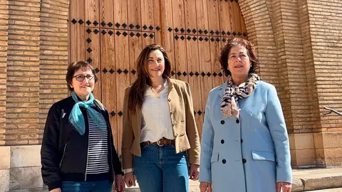 Maite Martiartu Garc&iacute;a (centro) junto a Victoria Ullate Lorente (izquierda) y M&ordf; Antonia Mart&iacute;nez Garc&eacute;s (derecha), voluntarias que trabajan para mantener viva la Semana Santa de Murchante