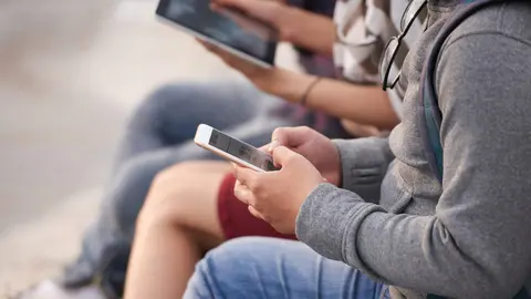 Retrasar el m&oacute;vil y educar a los menores es necesario, pero no suficiente, tambi&eacute;n hace falta educaci&oacute;n digital