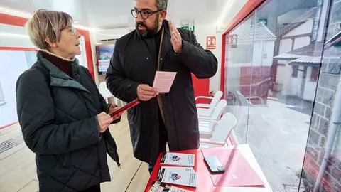 El vicepresidente primero y consejero de Presidencia e Igualdad, Javier Rem&iacute;rez, visita y hace balance en Roncal/Erronkari del primer a&ntilde;o de la puesta en marcha de la Oficina M&oacute;vil de Atenci&oacute;n Ciudadana. I&Ntilde;IGO ALZUGARAY / GOBIERNO DE NAVARRA