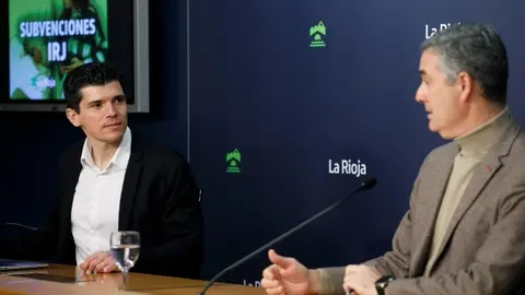 El director general de Deporte y Juventud, Diego Azcona, y el director del IRJ, Juan Diego Alcaide, presentan las subvenciones en materia de Juventud para este a&ntilde;o 2026