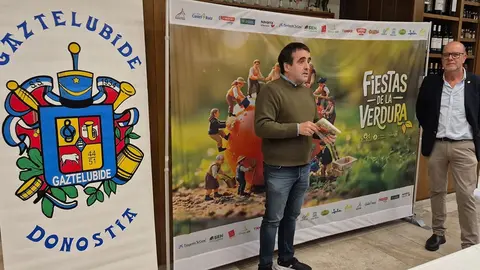 Juan Manuel Garmendia y Celes Sebasti&aacute;n en la presentaci&oacute;n de las Fiestas de la Verdura 2026 en la Sociedad Gastron&oacute;mica Gaztelubide de San Sebasti&aacute;n