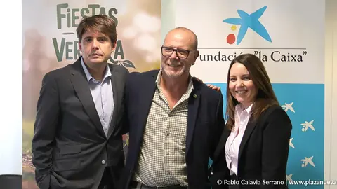 Javier &Aacute;lvarez, de Caixabank; Celes Sebasti&aacute;n, presidente de la Orden del Volat&iacute;n; y Adriana Ruiz, Directora Store Gaztambide de CaixaBank