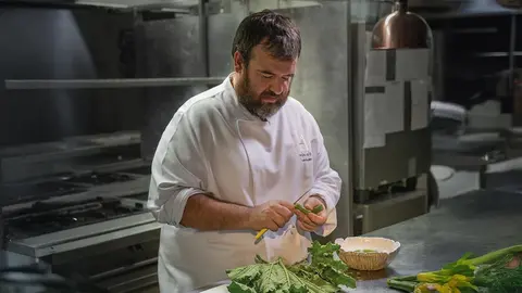El chef Luis Salcedo defiende una cocina que parte de la huerta y aprovecha cada producto mediante creatividad, fermentaci&oacute;n y t&eacute;cnica