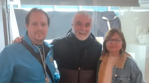 Maribel Antón, de la Cofradía de las Verónicas;  Guillermo Rodríguez, hermano mayor de la Cofradía de la Pasión del Señor y Óscar Pérez, de la Cofradía de Penitencia de la Entrega de Jesús